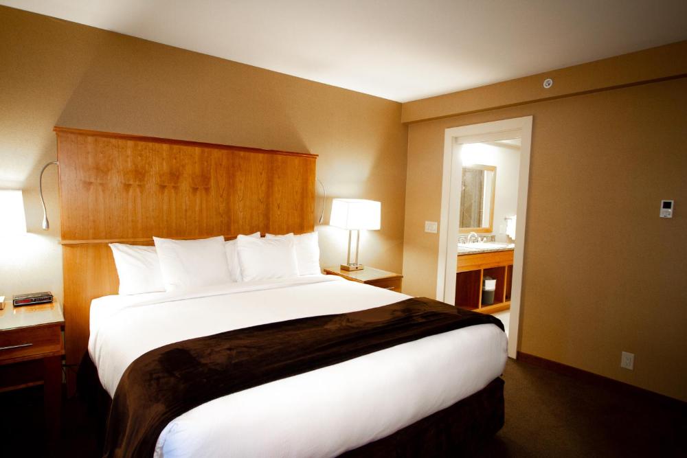 Executive Room One King Bed interior